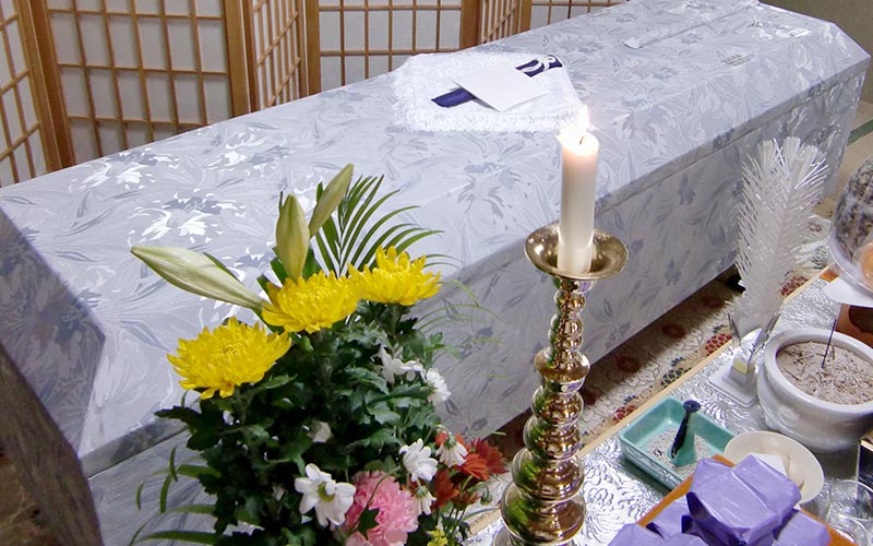 練馬区のみなと式典の火葬式プランで使用する棺が置かれています