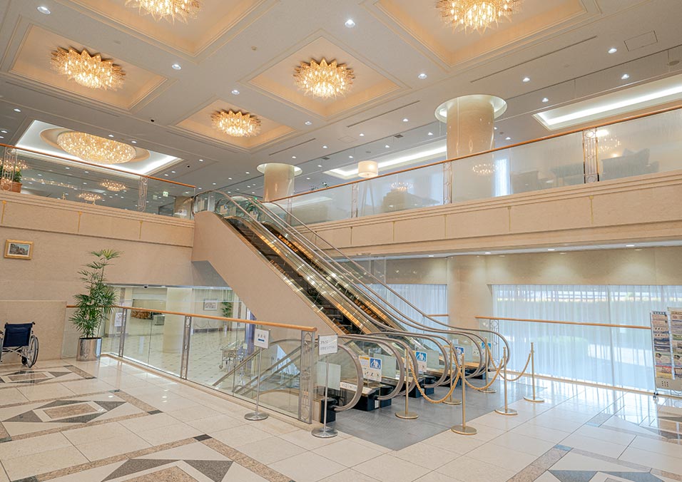 落合斎場の式場内のエスカレーターの写真