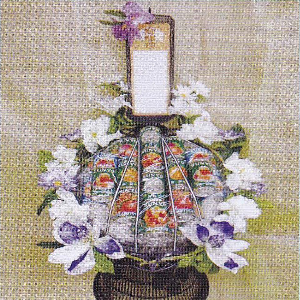 市川市の藤井祭典で提供する周囲に白や紫の花が美しく飾られ、たくさんの缶ジュースで作られている大きい籠