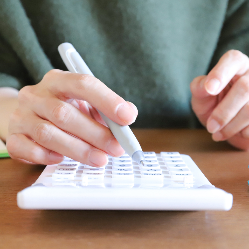 練馬区のみなと式典で葬儀をする方が計算している写真