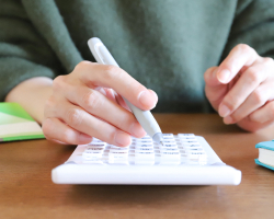 練馬区のみなと式典で葬儀をする方が計算している写真