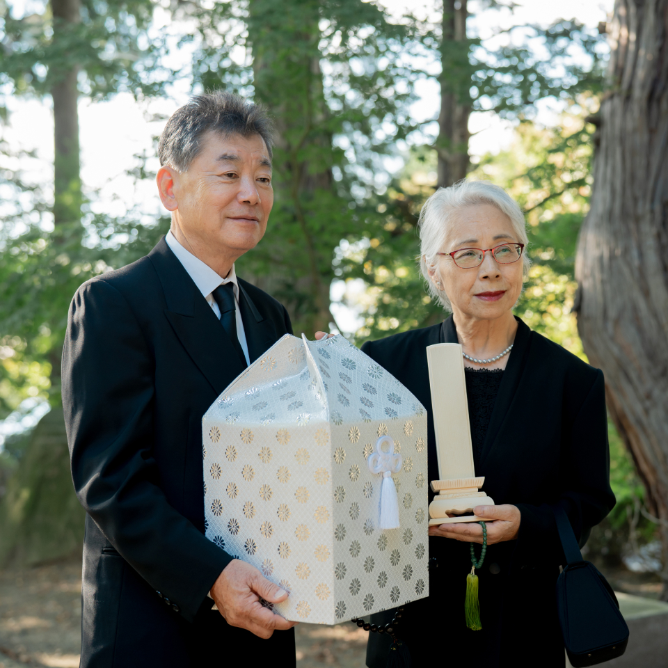 練馬区のみなと式典で葬儀をしている方が骨壷を持っている写真