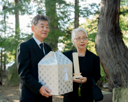 練馬区のみなと式典で葬儀をしている方が骨壷を持っている写真