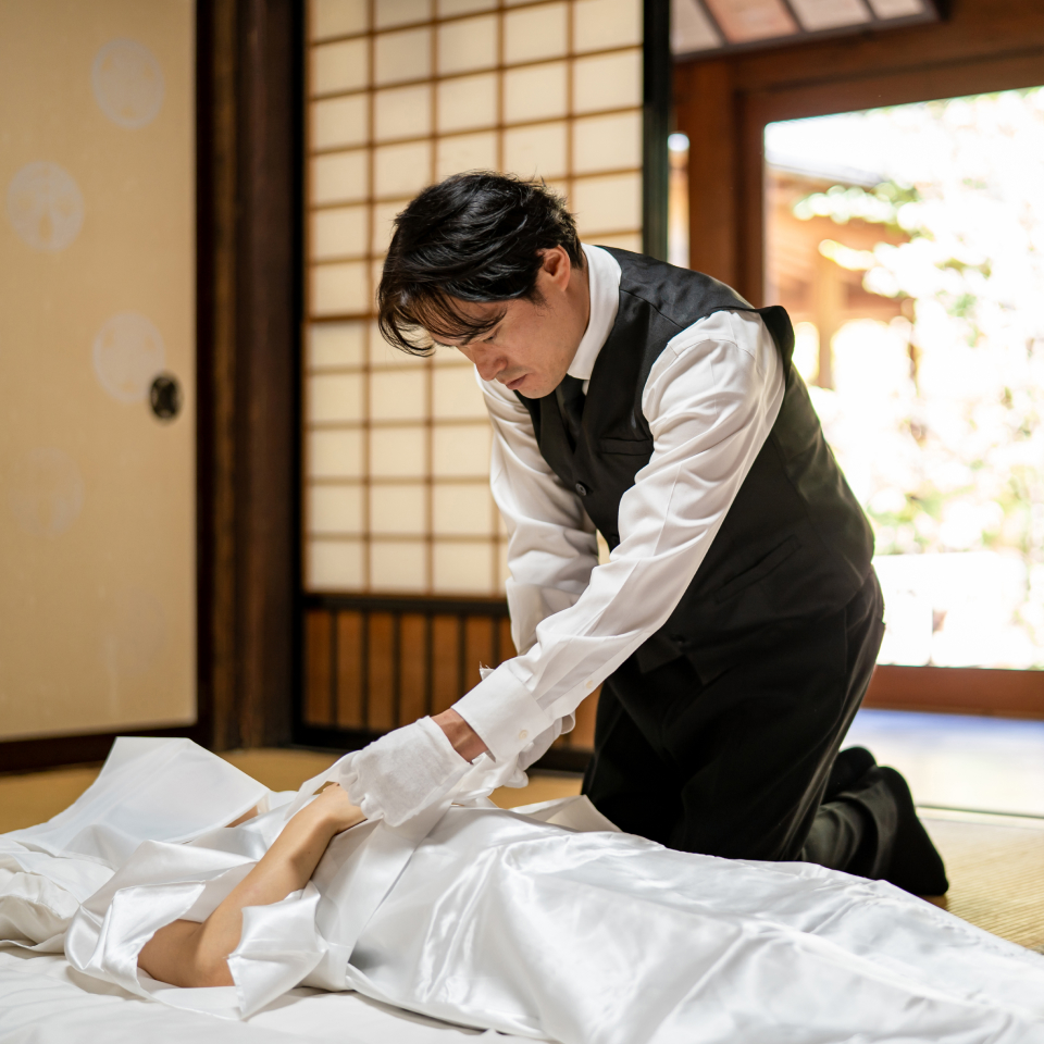 市川市の藤井祭典のスタッフが安置をしている写真