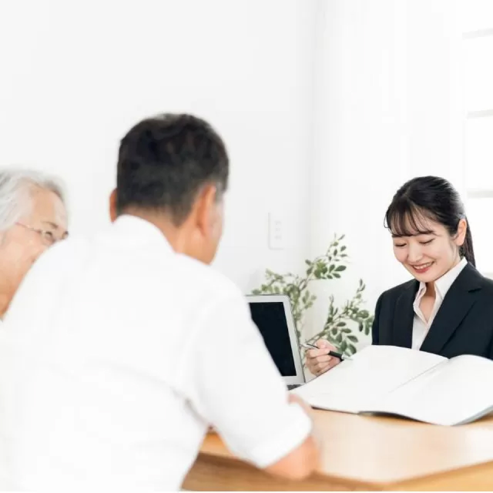 市川市の藤井祭典のスタッフとお客様が打合せをしている写真