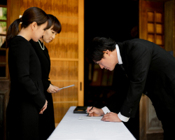 練馬区のみなと式典で葬儀をしている方が受付をしている写真