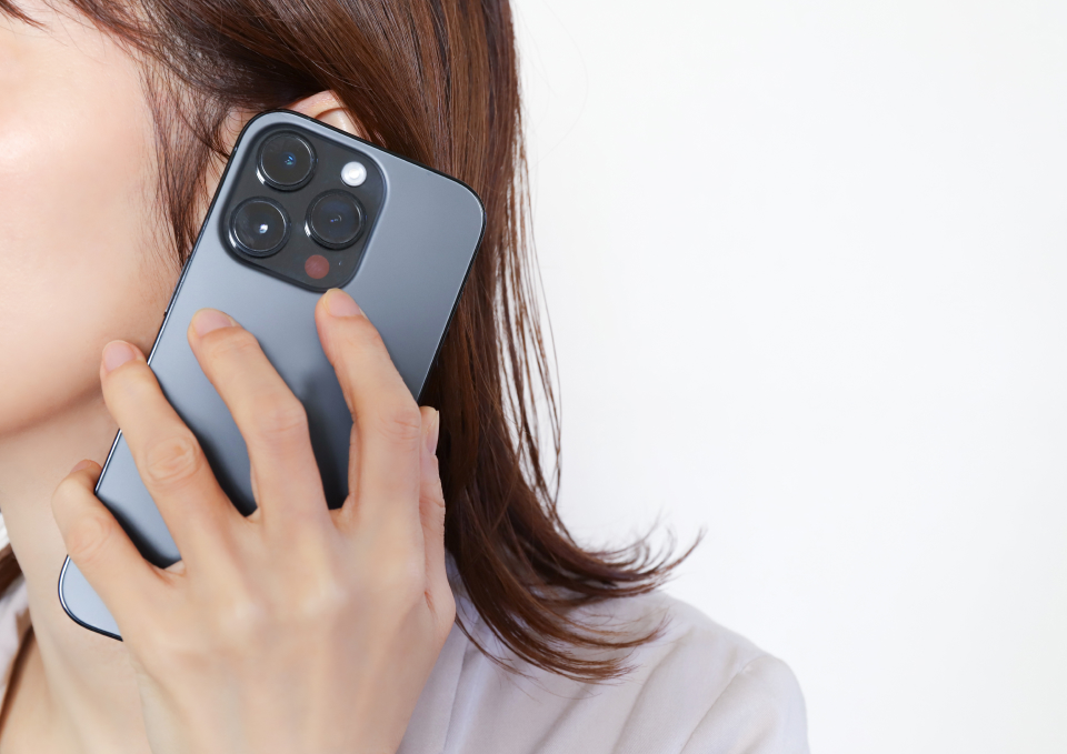 練馬区のみなと式典に電話をする女性の写真