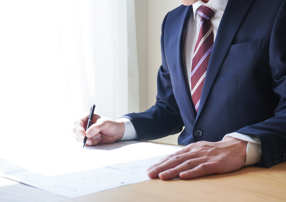 練馬区のみなと式典のスタッフが書類を記入している写真