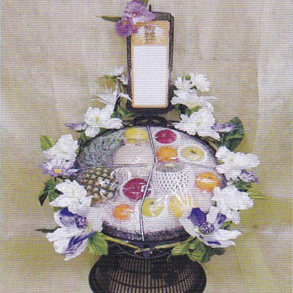 市川市の藤井祭典で提供するのりんごやパイナップルなどの果物が入っている籠