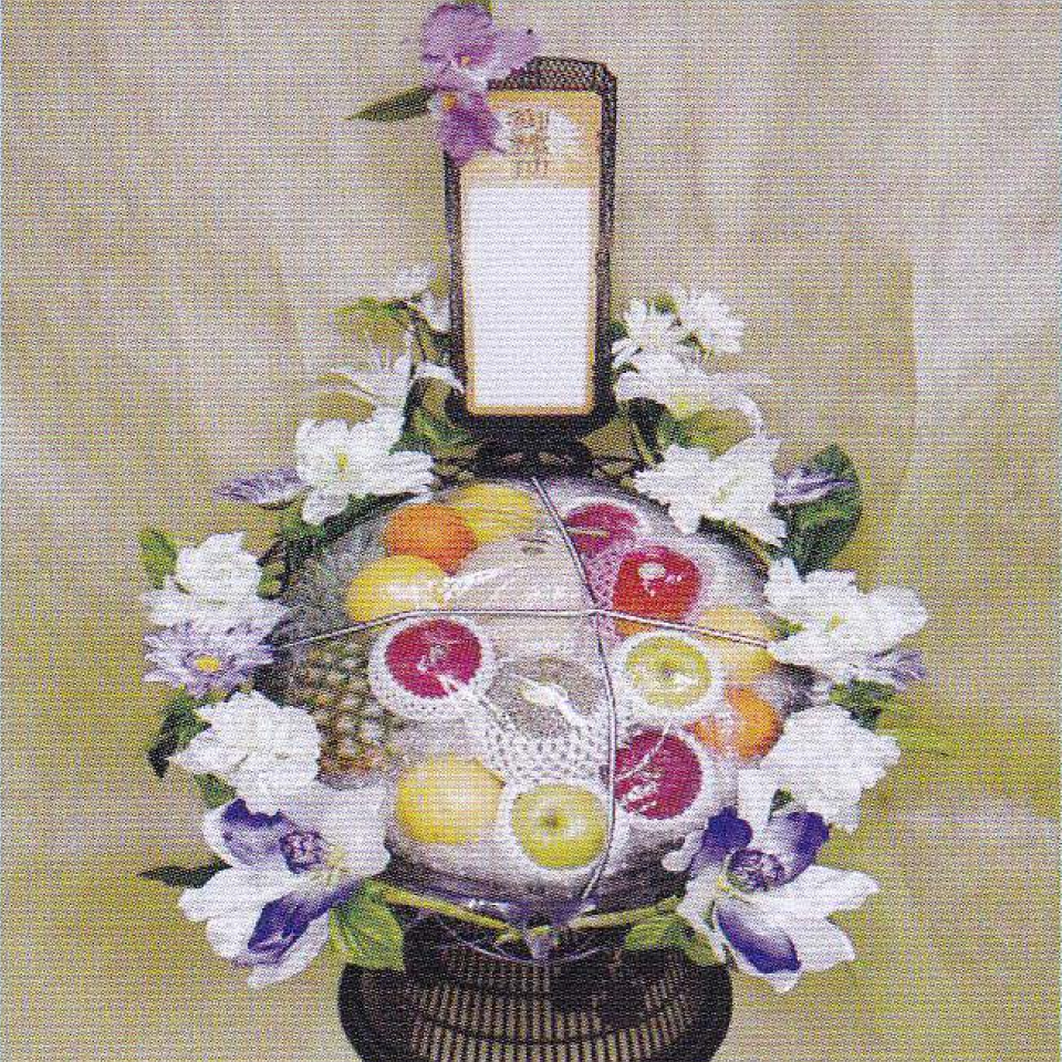 市川市の藤井祭典で提供するたくさんのりんごやパイナップルなどの果物が入っている籠