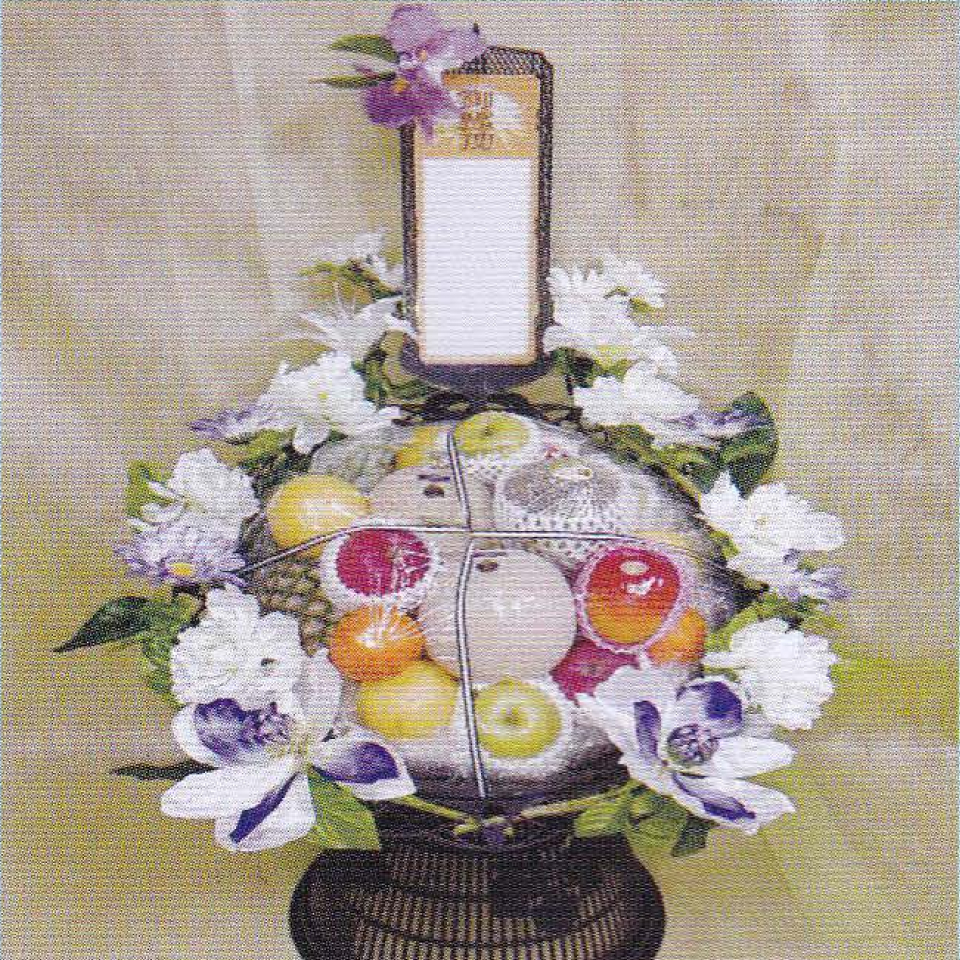 市川市の藤井祭典で提供するりんごやメロン、パイナップルなどたくさんの果物が入っている籠