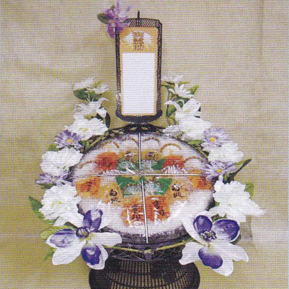 市川市の藤井祭典で提供する白や紫の花で美しく飾られ、カラフルなゼリーで作られている籠