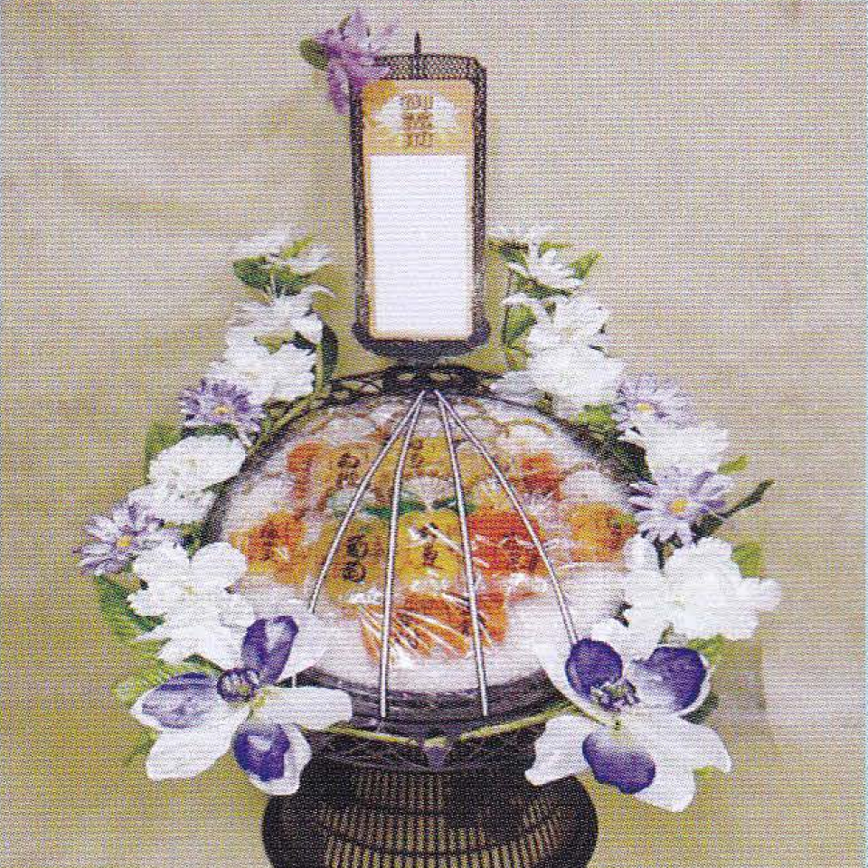 市川市の藤井祭典で提供する白や紫の花で美しく飾られ、たくさんのカラフルなゼリーで作られている籠