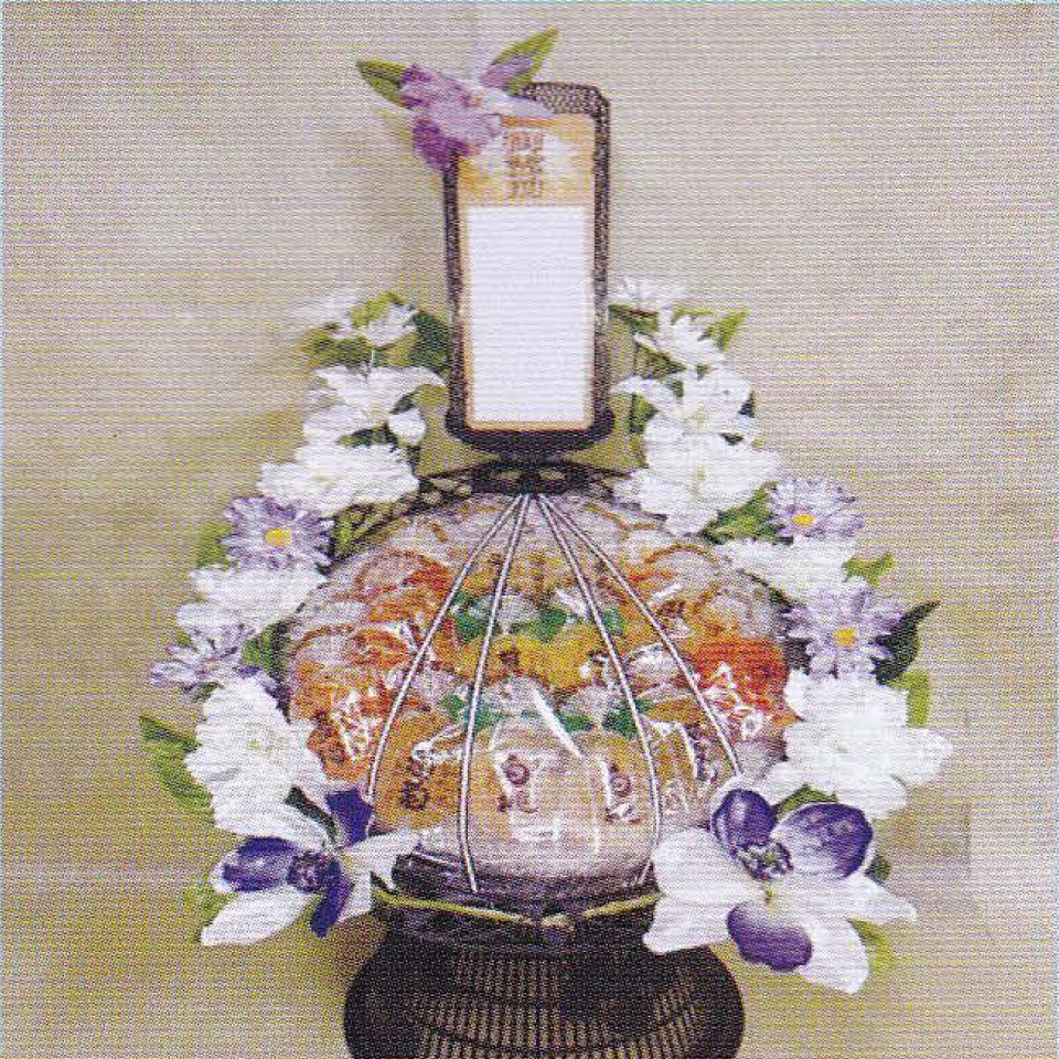 市川市の藤井祭典で提供する白や紫の花で美しく飾られ、たくさんのカラフルなゼリーで作られている大きい籠