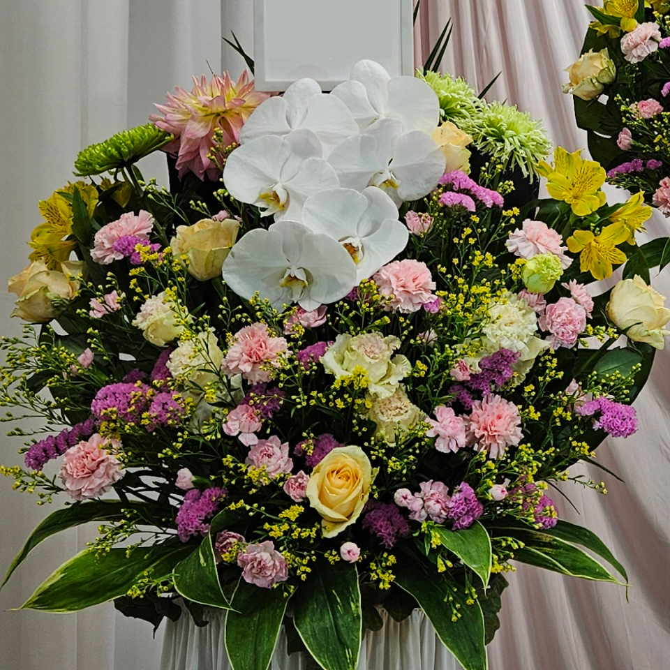 市川市の藤井祭典で提供するピンクや白の供花