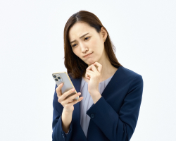 練馬区のみなと式典で葬儀をする女性の写真