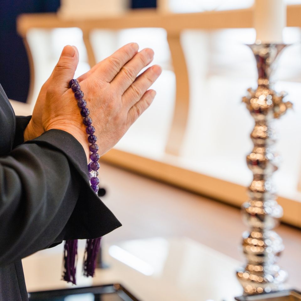 練馬区のみなと式典で葬儀をしている方が合掌している写真