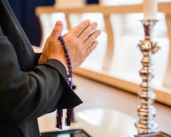 練馬区のみなと式典で葬儀をしている方が合掌している写真